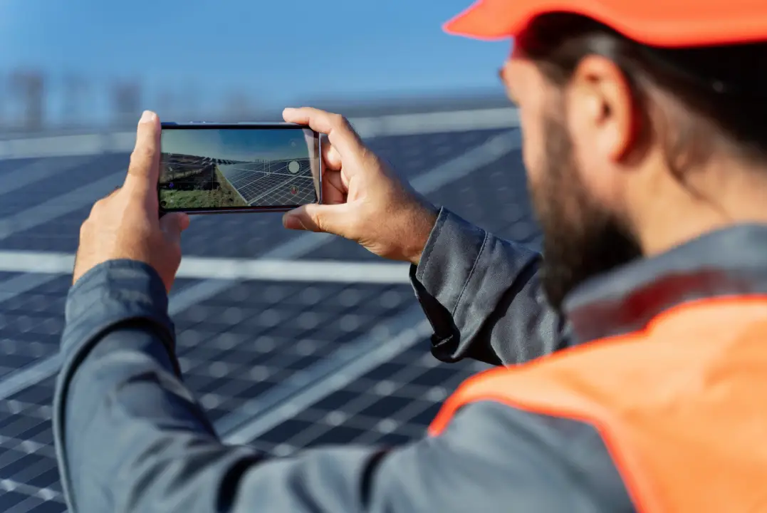 Técnico sacando foto en el móvil de placas solares