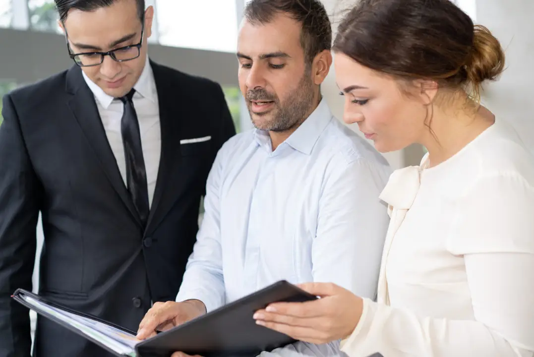 Servicio técnico discutiendo una factura